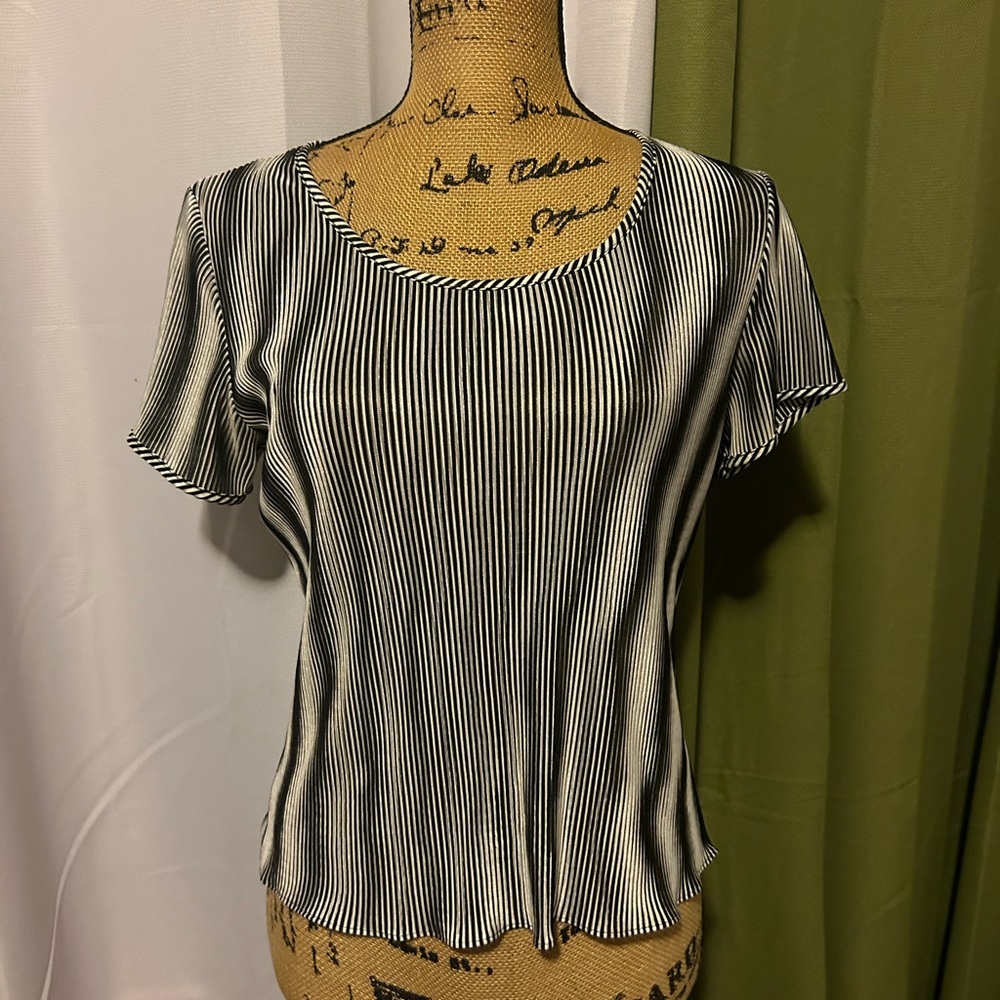 CLE Paris BLACK AND WHITE HOLOGRAPHIC TRIPPY SPIRAL PRINT BABY TEE.